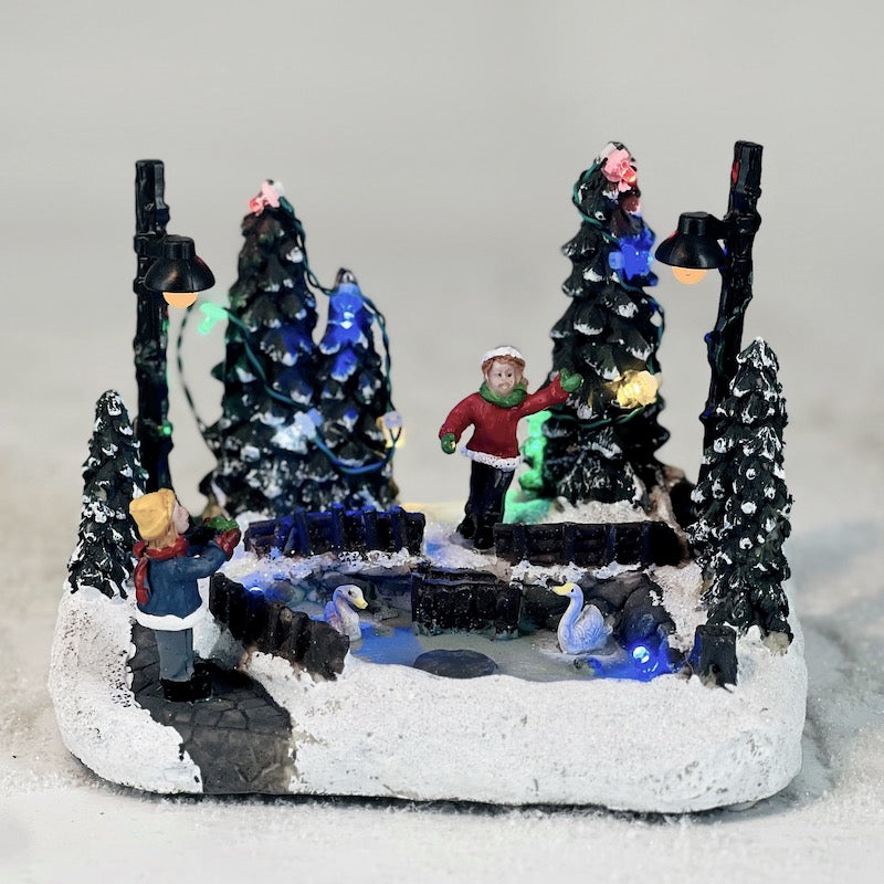 200260 Kinder spielen am Teich