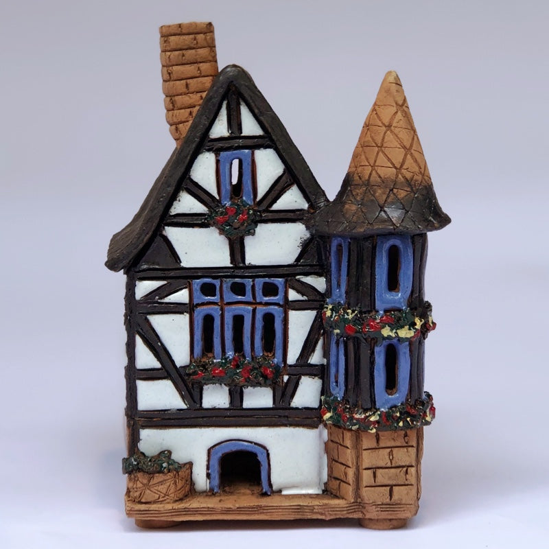 R040 Half-timbered house with bay window
