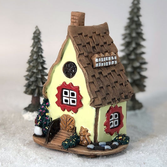 A515 Ceramic house with cat