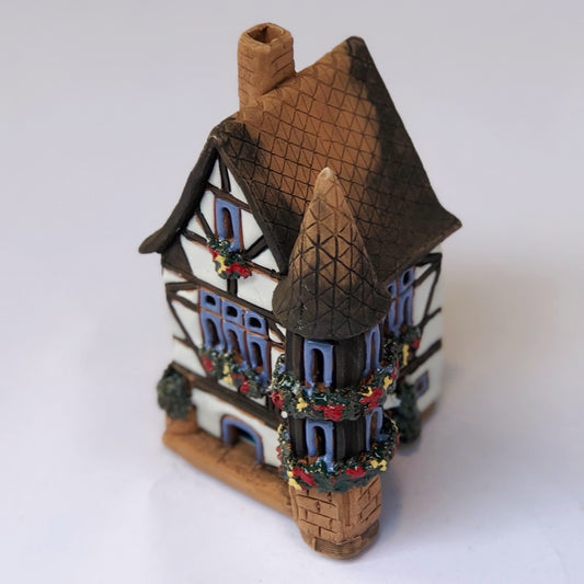 R040 Half-timbered house with bay window
